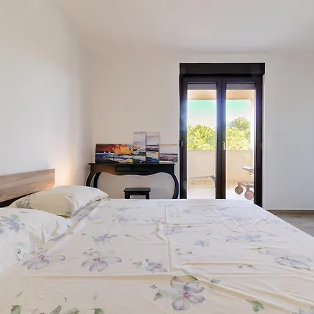 Ester Victoria מדולין