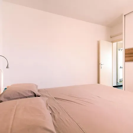 Ester Victoria מדולין